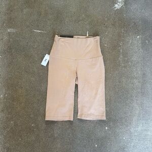 NWT Aritzia TNA Chill Atmosphere High Rise 9” Short Light Support Chasm Size XS